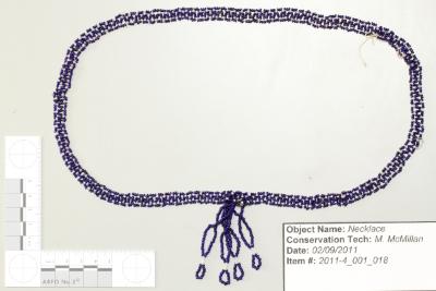 Triangular patterned necklace