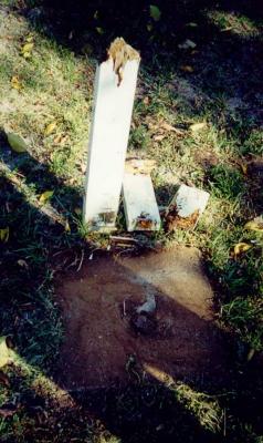 Photograph of a broken cross in the Elkhorn cemetery