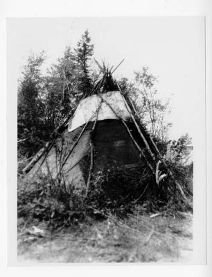 Photograph of a tipi in Fort Albany